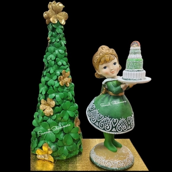 St Patricks Day Gingerbread Leprechauns Daugher w/ Lucky Irish Rainbow Cake New - Picture 1 of 11